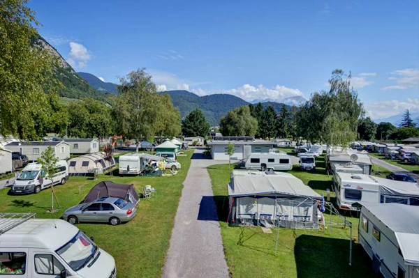 Emplacements camping de la piscine à Aigle en Suisse